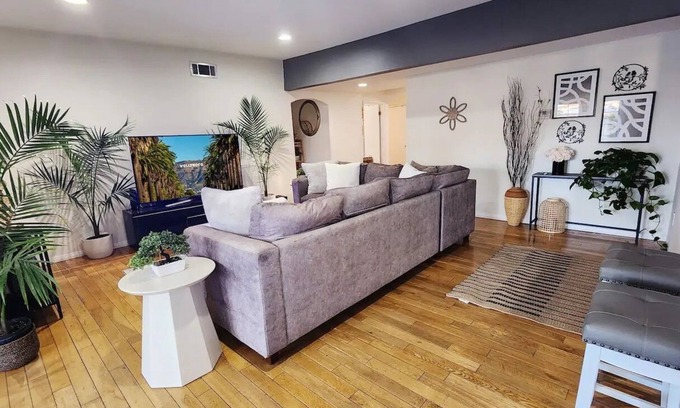 Granada Hills South House | Stylish Ranch with Gorgeous Swimming Pool & Piano
