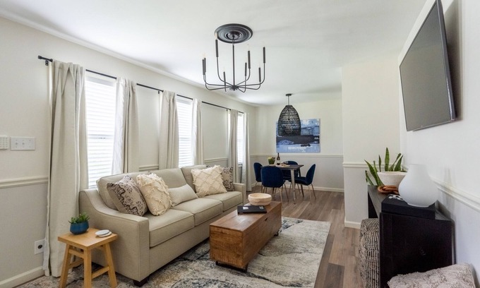 Memphis House | Stylish & Relaxing 3 BDR in Heart of East Memphis