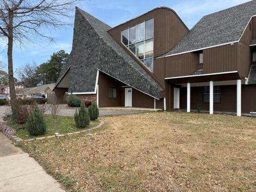 Parkway Village House | Stylish Remodeled 23 Large beds Near Elvis Presley