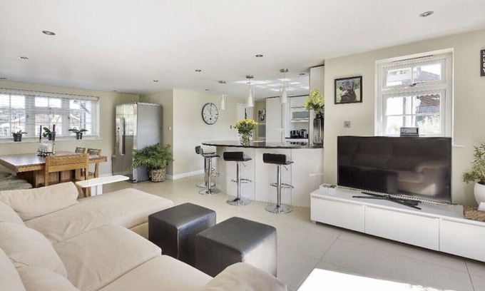 Bracknell House | Stylish Remodelled Cottage Spacious 4 bedrooms sleeps 8, parking for 3 cars