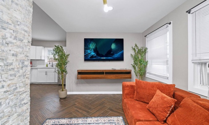 Bayonne Apartment | Stylish Retreat | 3-BR | Train to NYC access
