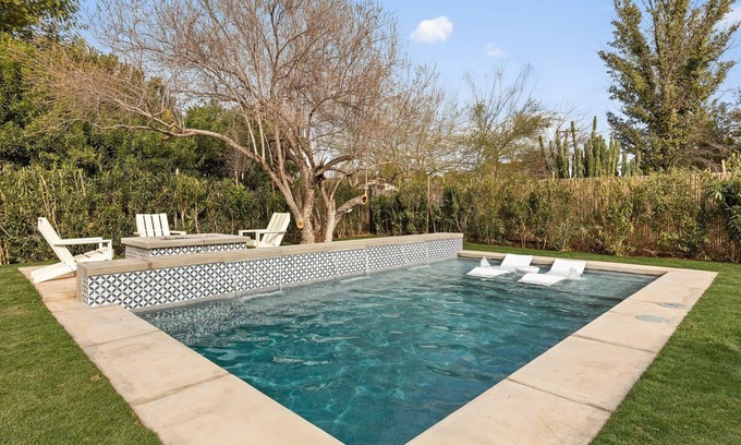 Pierson Place Historic District House | Stylish Retreat with Heated Pool with Jets, Outdoor Kitchen, BBQ & Putting Green