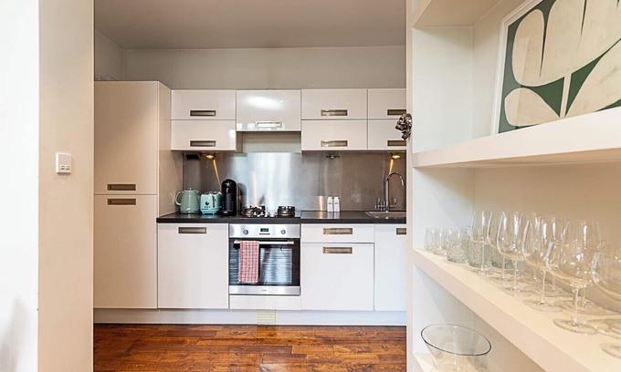 Riverside Apartment | Stylish Riverside Retreat in Central London