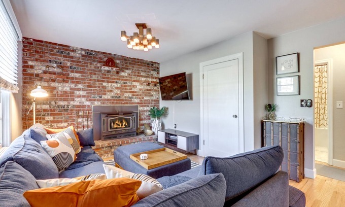 Mount Scott-Arleta House | Stylish SE Portland Getaway! Close to foodcarts, drinks, & more!