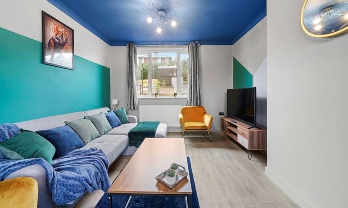 Sheffield House | Stylish Sheffield Abode - Parking