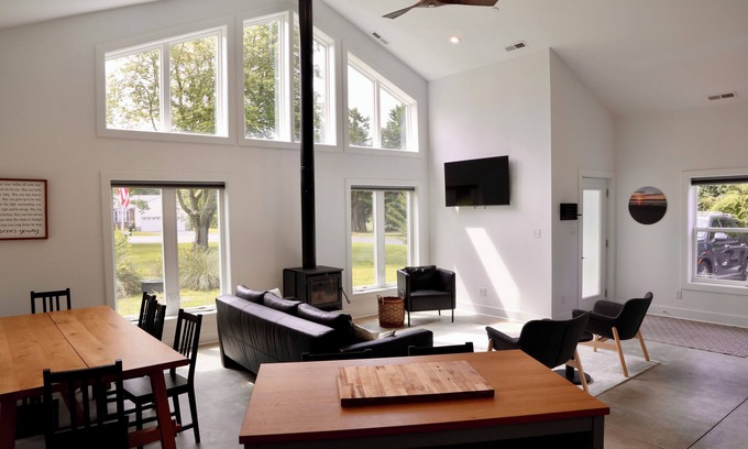 Berlin House | Stylish Southpoint Retreat - Spacious 4 Bed Barndominium near Assateague Beach