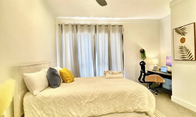 West Los Angeles Condo | Stylish & Spacious 2,000 sq ft in Brentwood