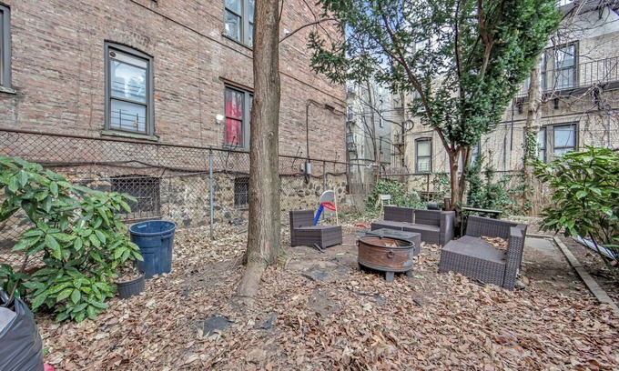 Crown Heights House | Stylish & Spacious 4-Bedroom Townhouse with A/C and backyard- family friendly!