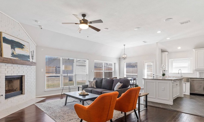 Fort Worth House | Stylish & Spacious - Perfect for Small Groups!