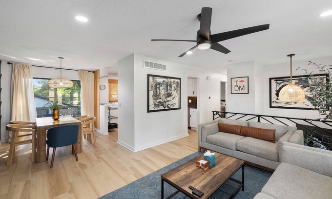 Des Moines House | Stylish Split Foyer - The Sullivan 4 Bedrooms, 2 Bathrooms