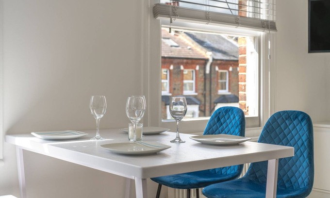 Queen's Park Apartment | Stylish split-level 2BR near Queen’s Park – bright, modern & well-connected