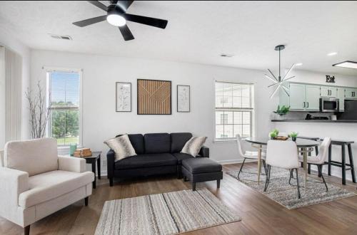 Longs Apartment | Stylish Stay-Golf & Water Views
