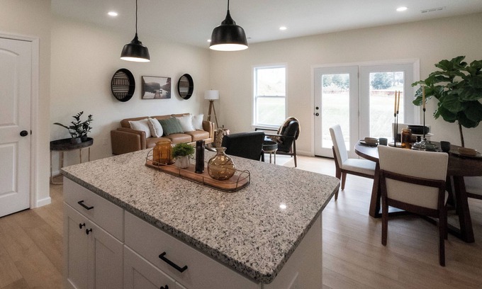 Knoxville House | Stylish stay in between Downtown Knoxville and the Smokies!