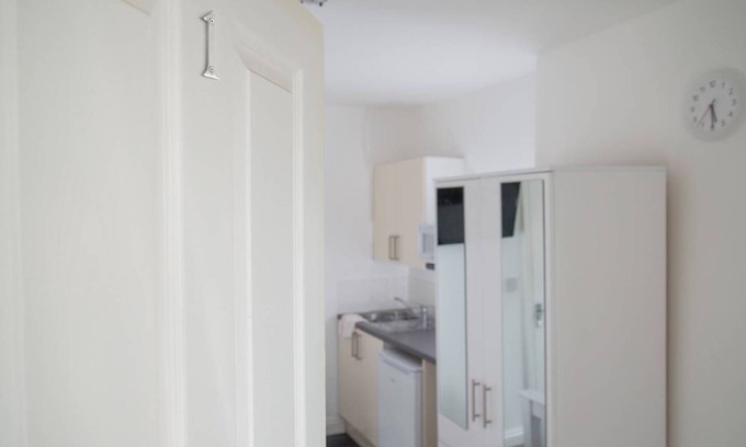 Copers Cope Hotel | Stylish Studio Apartment Beckenham 1