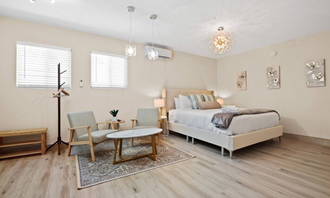 La Puente House | Stylish Studio, King Bed, Smart TV, Kitchen Essentials, Onsite Laundry, and an Ideal Location for Shopping and Culinary Adventures.