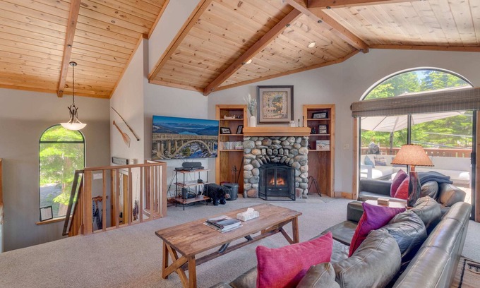 Talmont Cabin | Stylish Tahoe Cabin+Hot Tub, Beach & Walk to Trails
