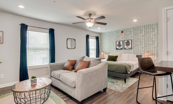 Augusta Apartment | Stylish - The Lynne: Studio w/King Bed +fast Wi-Fi