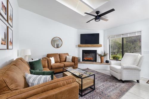 Oak Creek House | Stylish Townhome on Golf Course Red Rock View