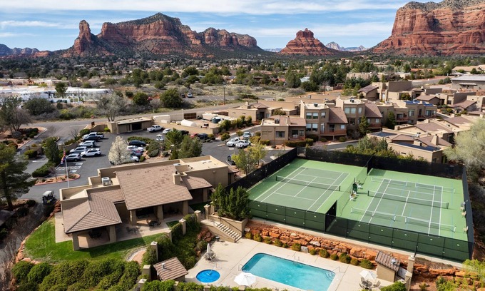 Oak Creek House | Stylish Townhome on Golf Course Red Rock View