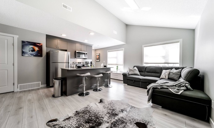 Southwest Edmonton House | ✦Stylish Townhouse✦ϟWIFI✦Garage✦NTFLX