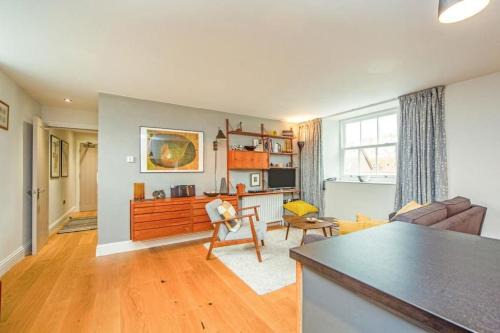 Wells Apartment | Stylish two bed flat, city centre, free parking