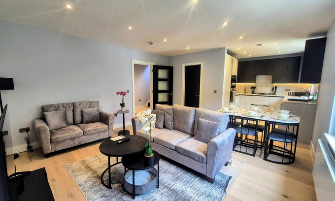 Maida Vale Apartment | Stylish Urban Retreat - Duplex 3 bedroom Apartment (All En-Suite) - Sleeps 6