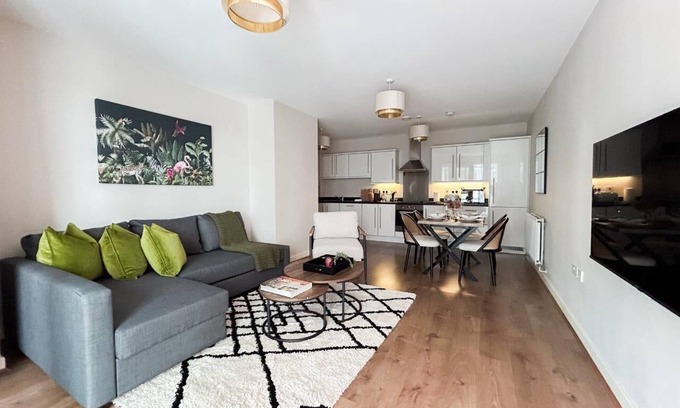 London Borough of Hounslow Apartment | Stylish Urban Sanctuary with Parking