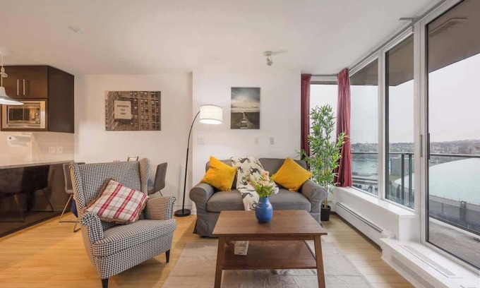 Crosstown Condo | Stylish Vancouver Condo with City Views