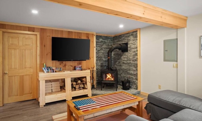 Wilmington House | Stylish Vermont Home w/Hot Tub!