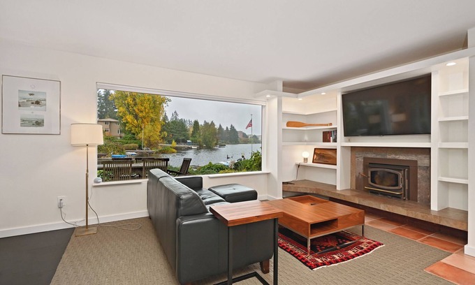 Broadview Condo | Stylish Waterfront Retreat