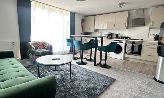 Woking Apartment | Stylish Woking Stay + Parking