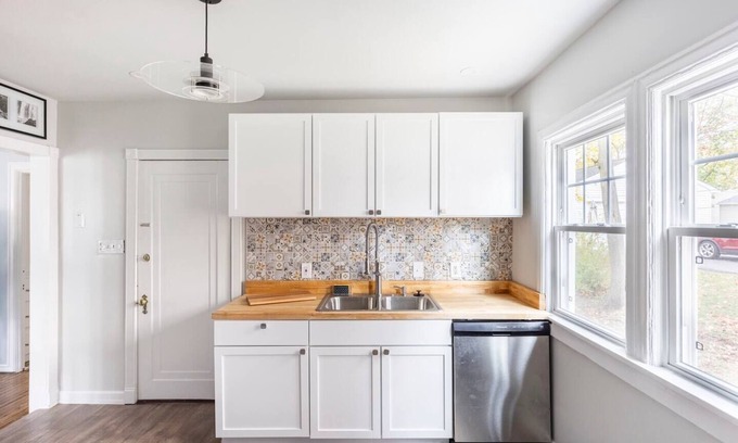 Shaker Heights Apartment | Stylish Work-Friendly Shaker Heights 2BD near CLE Clinic