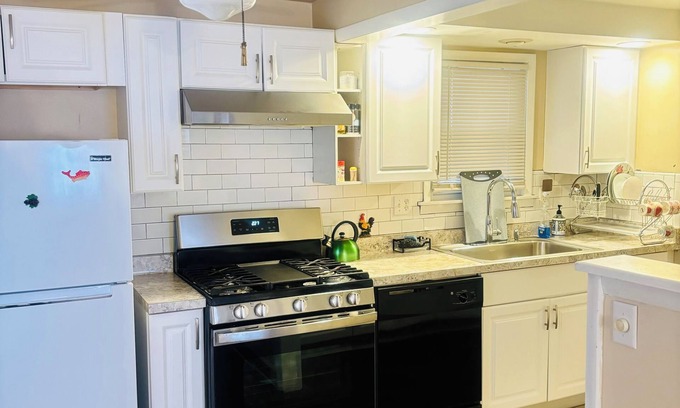 Cheektowaga House | Stylist cozy Apartment [Smoking, Vaping,E-cigarettes Not Allowed]