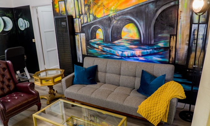 Burbank Apartment | SUBMERSIVE ART KING BED WIFI SANITIZED DOWNTOWN