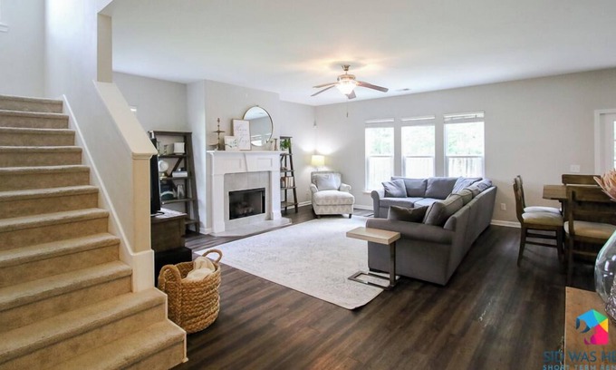 Richmond Hill House | Suburban Escape in Richmond Hill, Fenced Yard+Pets