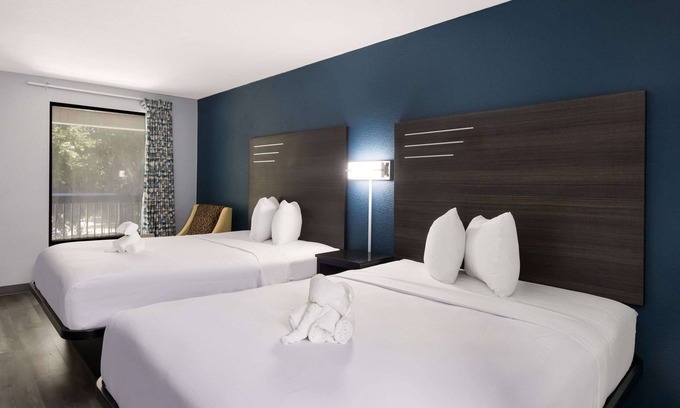 Hinesville Hotel | Suburban Studios Hinesville - Fort Stewart Area
