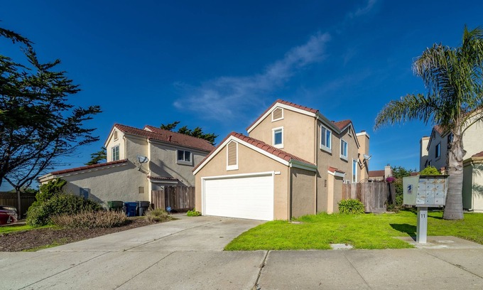 Marina House | Succulents & Seashells – Coastal Paradise! Beautiful Private Yard, Walk to Beach