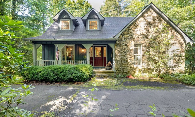 Rambling Ridge House | Sue's Mountain Charm Fire Pit Mountain Views