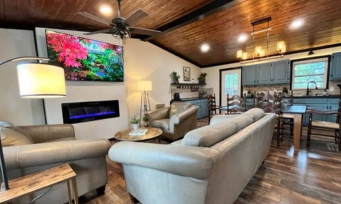 West Jefferson House | Sugar Maple Cottage pet friendly