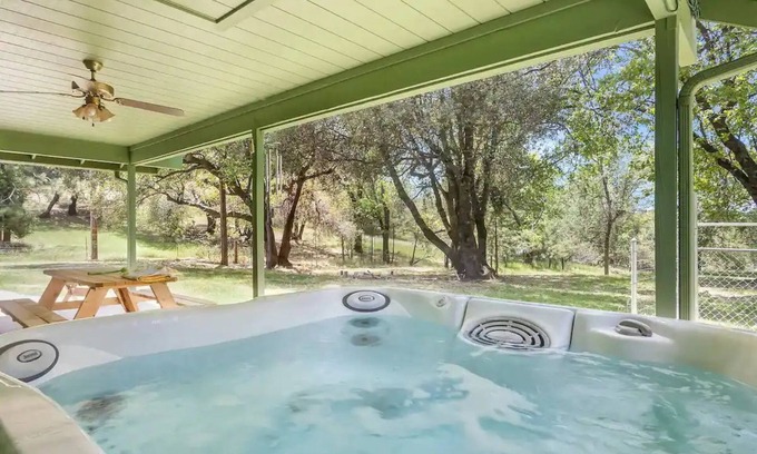 Oakhurst Cabin | Sugar Pine Cabin 2BD 2BTH - Jacuzzi - KING Beds