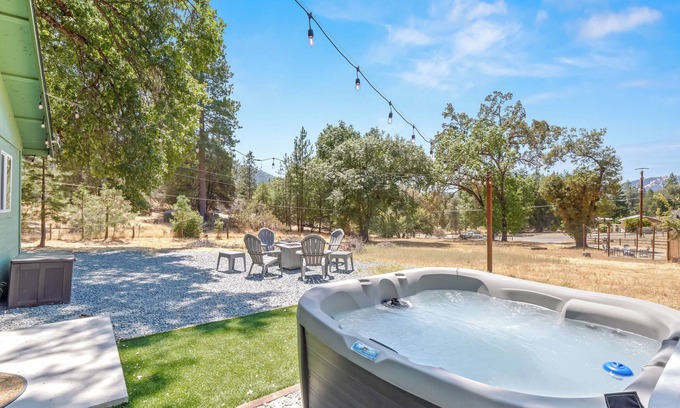 Oakhurst Cottage | Sugar Pine Cottage 1BD1BTH Yosemite & Bass Getaway