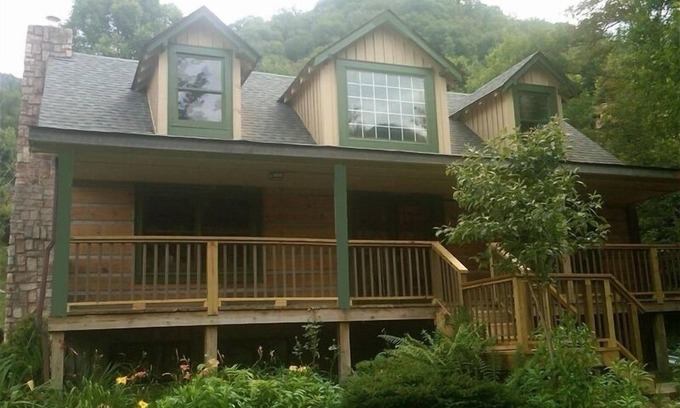 Maggie Valley Cabin | Sugar Plum Cabin - Beautiful leaf & Mountain View, Kids Ski FREE, Holiday FUN
