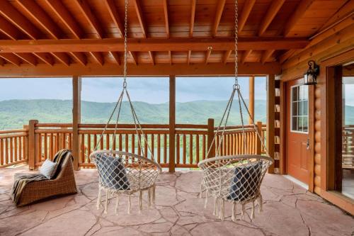 Gatlinburg - Pigeon Forge House | Sugarland by AvantStay Sleeps 28 Home Theatre Two Hot Tubs Indoor Pool Incredible Views