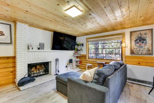 Sugarloaf House | Sugarloaf Vacation Rental about 7 Mi to Big Bear Lake!