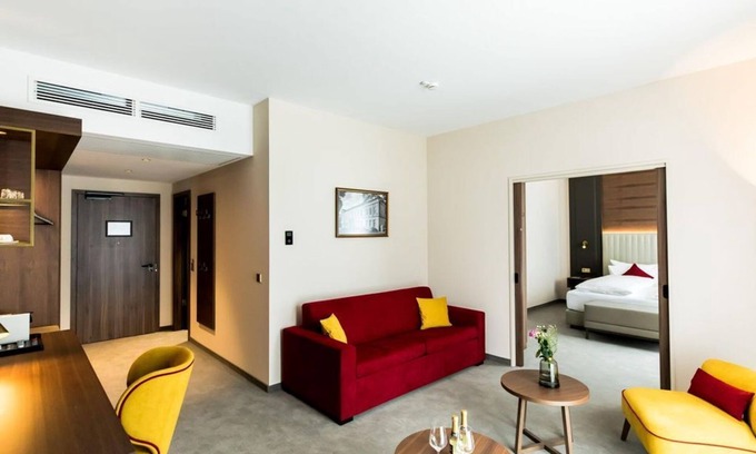 Center House | Suite deluxe, shower and bath, WC - Hotel am Schloss