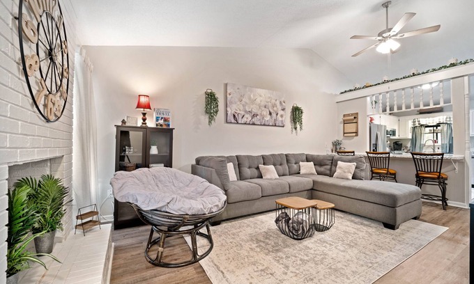 Jacksonville House | Suite Francis - Minutes from Camp LeJeune and the Beach!