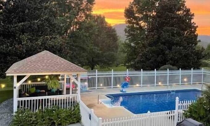 Trenton House | Suite Retreat -Pool & Spa w/Mtn Views | Mins to Chattanooga