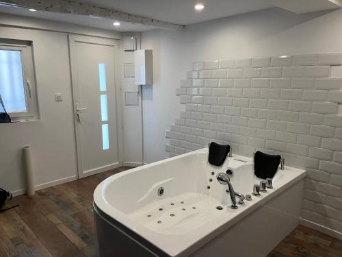 La Farlede House | Suite romantique Love Nid 83