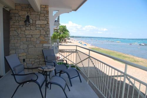 Traverse City House | Suite with direct view of Grand Traverse Bay