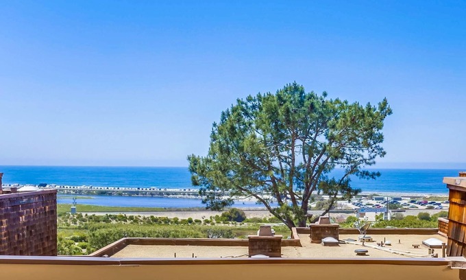 Del Mar Heights House | Summer beach retreat! 2/2 light-filled, End Unit, Amazing Views, Walk to beach.